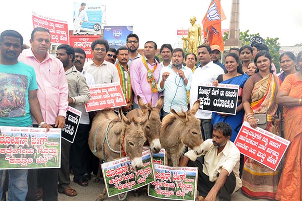 ಮೈಸೂರು: ಸಚಿವ ರೋಷನ್ ಬೇಗ್ ವಿರುದ್ಧ ಬಿಜೆಪಿ ಯುವ ಮೋರ್ಚಾ ಪ್ರತಿಭಟನೆ